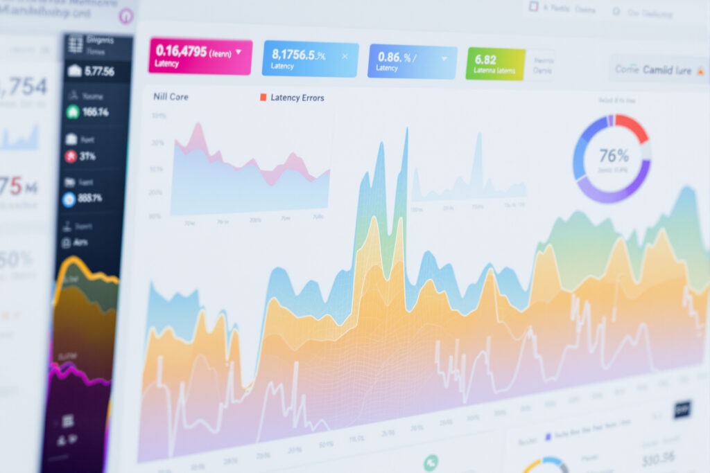 분산 클라우드 네트워크 – 주황색, 청록색, 보라색 노드가 선으로 연결된 다중 컬러 IoT 네트워크 토폴로지 시각화